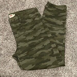 Levi's Camouflage Cargo Pants size 2